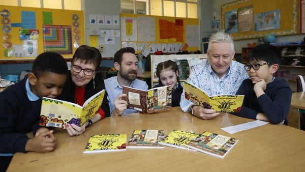 Áine Ní Ghlinn, Paddy Donnelly and Andrew Whiston with kids
from Scoil Mhuire Gan Smal, Inchicore want everyone to read your way.