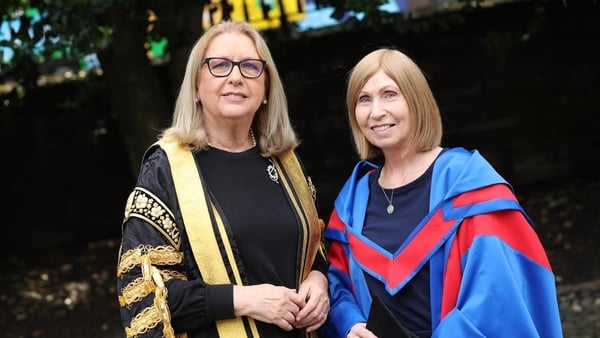 Céim oinigh bronnta ag Coláiste na Tríonóide ar Linda Ervine