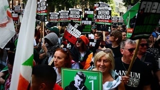 Hundreds gather to support Kneecap’s Liam Óg Ó nAnnaidh at UK court