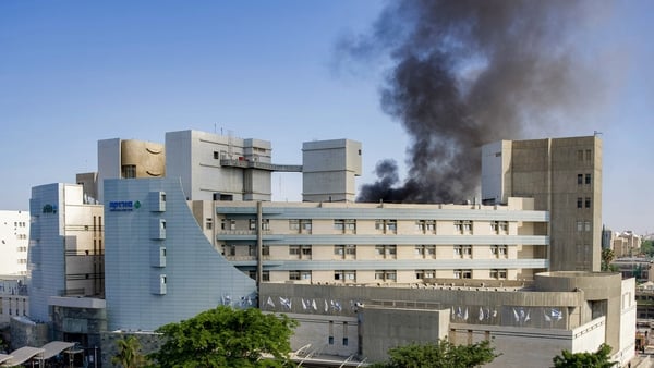 Damáiste déanta d'ospidéal in Beersheba i ndeisceart Iosrael i ruathar buamála